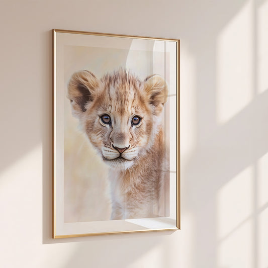 Cute baby lion cub digital print with soft pastel background. Perfect for safari nurseries, kids rooms or as a baby shower gift. High-resolution JPG file (300 DPI), printable in DIN sizes A5 to A0 and standard formats like 30×40 cm and 50×70 cm. Gentle safari decor for calm, nature-themed interiors. Instant download. Be proud. Be kind. Be wild – by Dezinbazar.