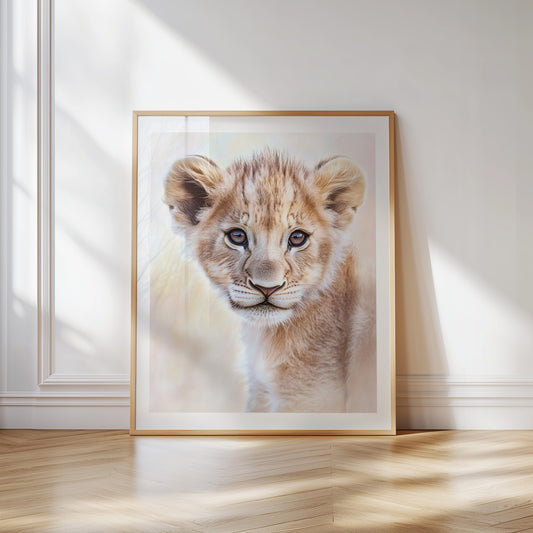 Cute baby lion cub digital print with soft pastel background. Perfect for safari nurseries, kids rooms or as a baby shower gift. High-resolution JPG file (300 DPI), printable in DIN sizes A5 to A0 and standard formats like 30×40 cm and 50×70 cm. Gentle safari decor for calm, nature-themed interiors. Instant download. Be proud. Be kind. Be wild – by Dezinbazar.